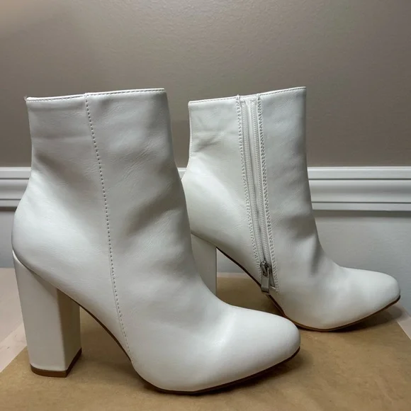PrettyLittleThing Elegant White Ankle Boots - Picture 3 of 7